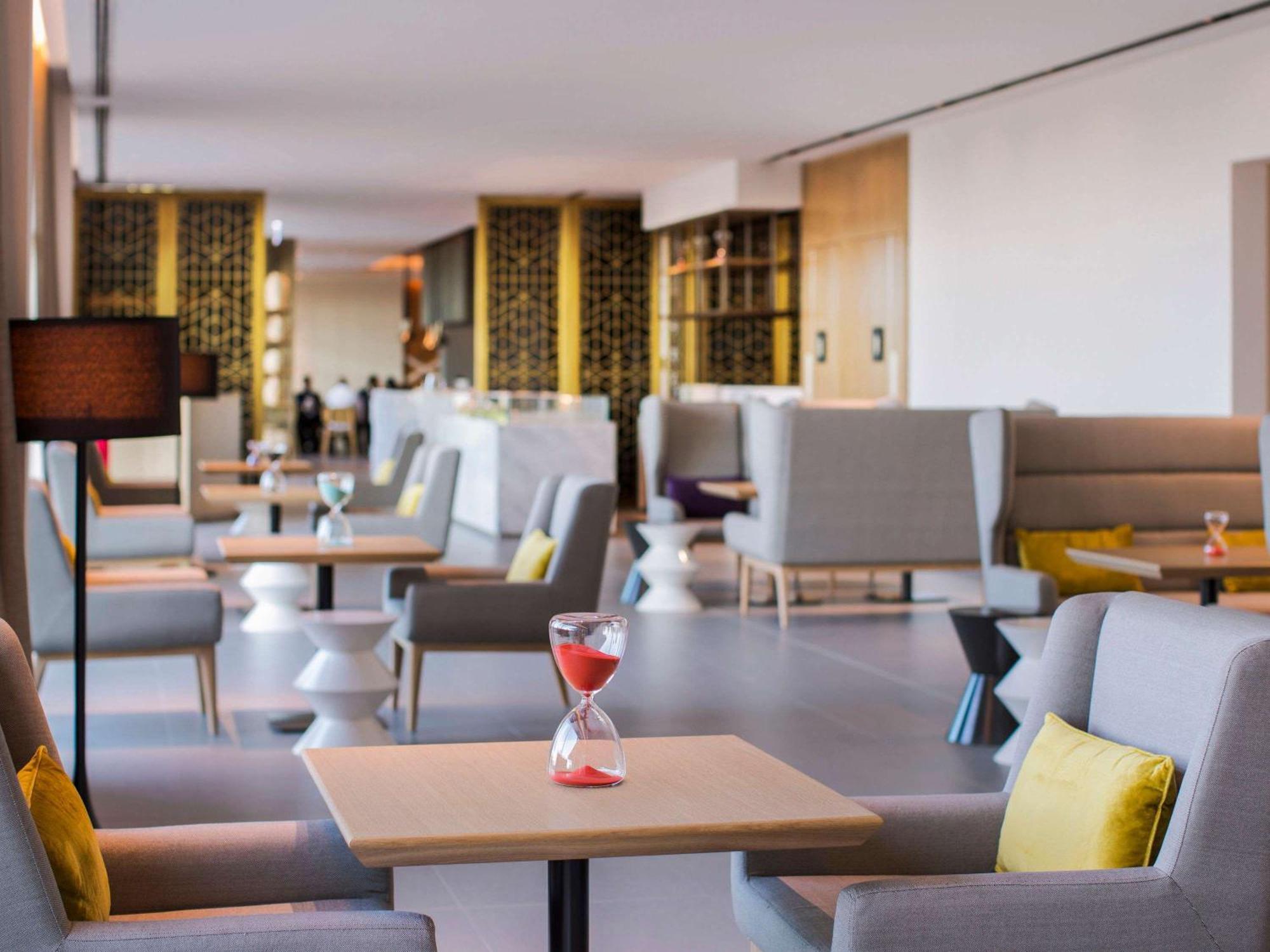 Novotel Muscat Airport Exteriör bild